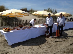 Buffet sur la plage sauvage et groupe de musiciens
